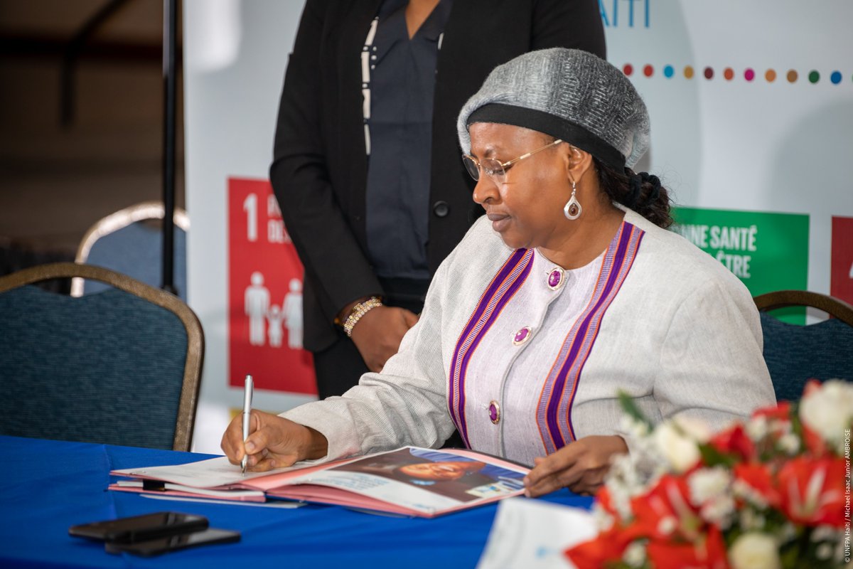 La représentante a.i. de l'UNFPA en Haïti, Mme Zalha Assoumana, signant le cadre de coopération pour le développement durable 2023-2027 après la signature par le Ministère de la Planification et de la Coopération Externe et l'ONU. <a href="/UNFPA/">UNFPA</a> <a href="/unfpa_lac/">UNFPA en América Latina y el Caribe</a> <a href="/UNHaiti/">Nations Unies Haïti</a> @MPCEHa