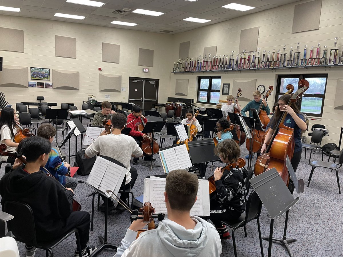 EmersonMusicD64's tweet photo. So fun having the @Maine_South Hawk Strings lead sectionals for Philharmonic Orchestra this morning! #engaged64 https://t.co/0EJE1zwUXm