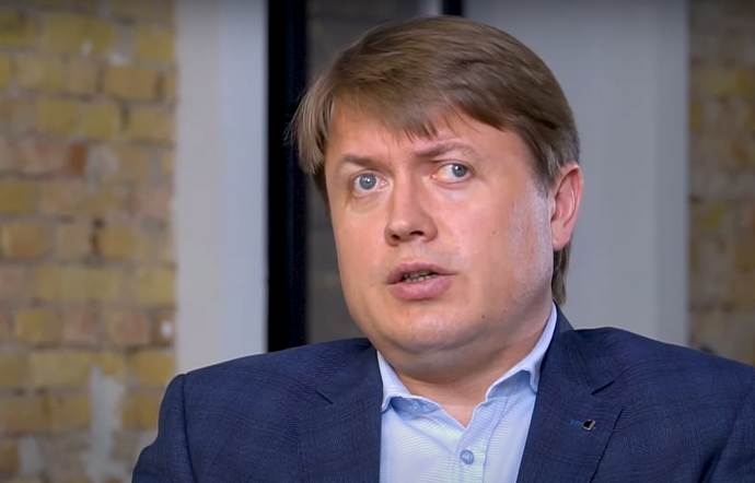Герус сказав, що нічого страшного немає  в підвищенні тарифів на електроенергію:
"Ми вас наїбали, сказавши що Роттердам+ то корупція, тому для вас буде нова формула "Буковель++" і тепер будете платити в чотири-п'ять разів більше ніж при "баризі"
Просто мовчки платіть і все тут!