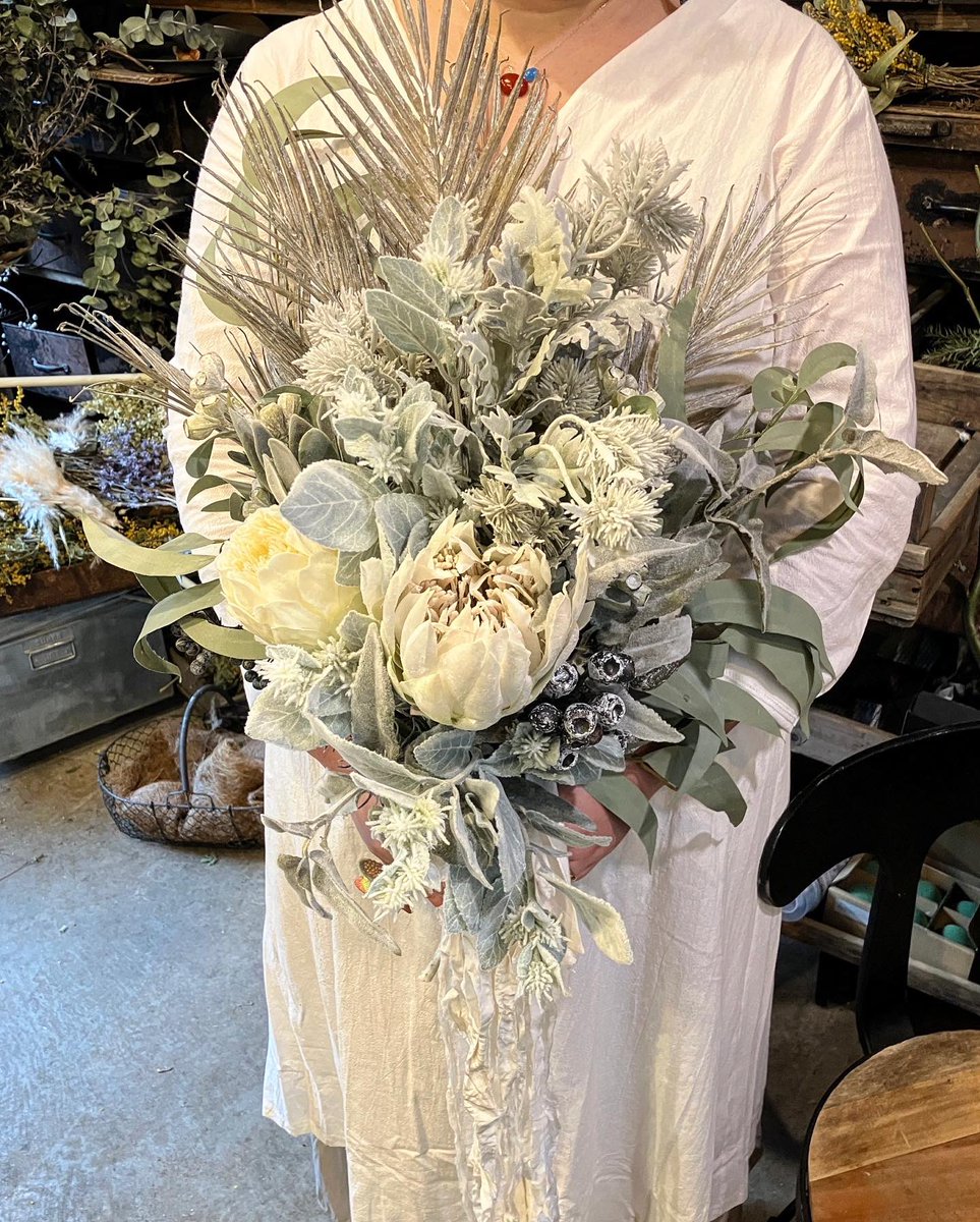 MAHOHIK's tweet photo. ウェディングブーケ！若いときに結婚するのも勿論素敵だけど、自分の好きがしっかり熟してきた今、それをちゃんと形にできる結婚が嬉しい。 https://t.co/MSlXkgPaP5