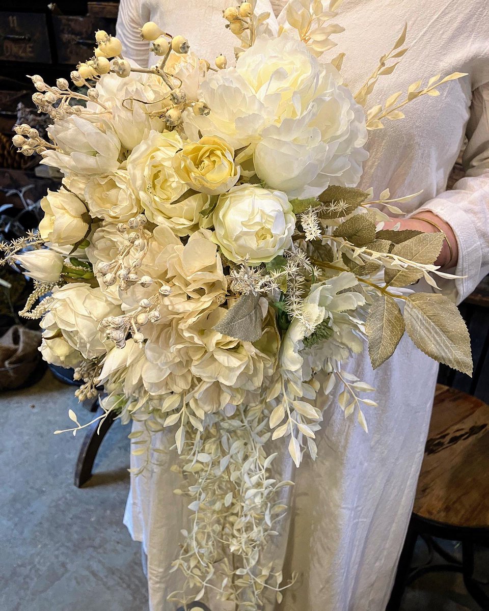 MAHOHIK's tweet photo. ウェディングブーケ！若いときに結婚するのも勿論素敵だけど、自分の好きがしっかり熟してきた今、それをちゃんと形にできる結婚が嬉しい。 https://t.co/MSlXkgPaP5