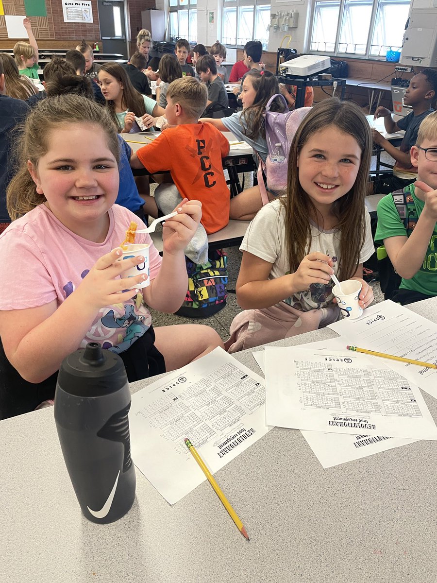 BoroshSTEM3's tweet photo. 3 STEM learning all about tomato plants!  We will be harvesting our very own! Thank you Mr. Baker for your enthusiasm and knowledge!  @PCSDpleasantval https://t.co/gbM0wez8UA