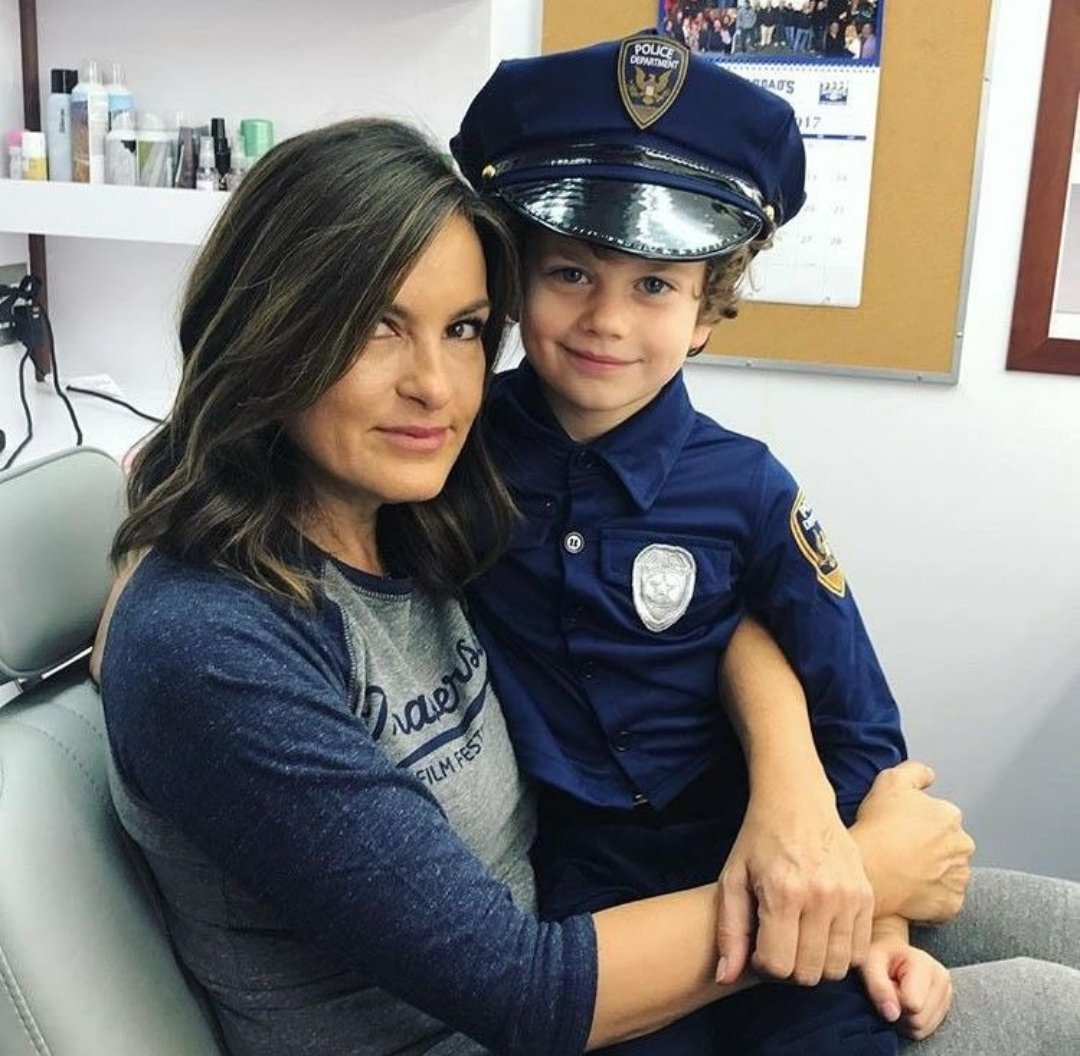ire_svu_oc_eo's tweet photo. Definitely not ok rn! I am so emotional 😭🤏😭🤏 #mariska #NoahBenson #mamaliv #OliviaBenson https://t.co/n5X5USVomU
