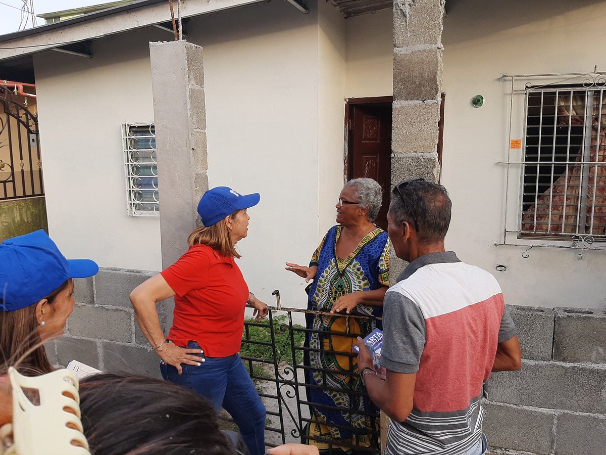 ReEvolucionPTY's tweet photo. La Dra. @marta_sandoya  caminando y visitando a copartidarios pidiendo el voto a la casilla 1 para diputada 3n 3l 8-3. "Una vida para servir". @gabycarrizoj  presidente casilla 4. https://t.co/XDvzbr6pUr
