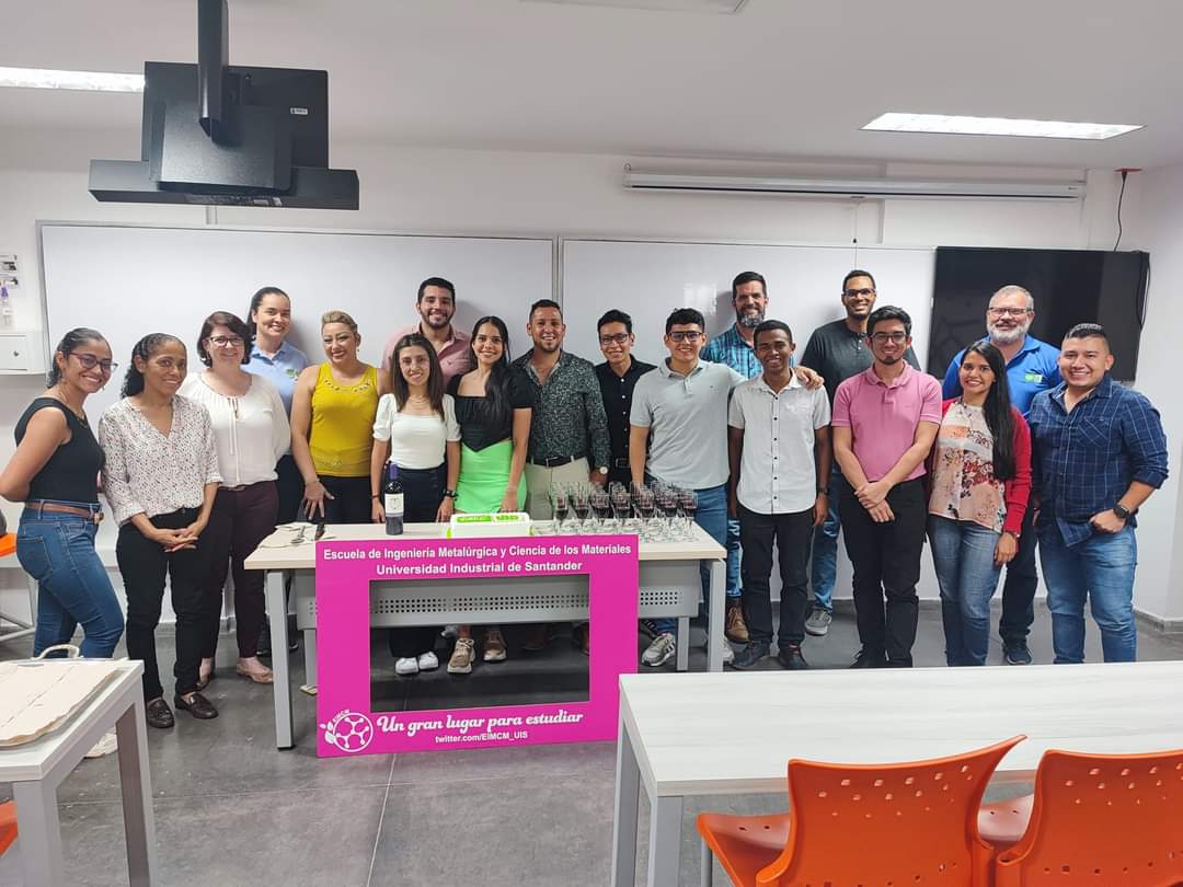 EIMCM_UIS's tweet photo. Esta tarde 🌧️ de #Abril20 se realizó el tradicional brindis 🥂 en honor a los Ingenieros Metalúrgicos 👷🏻♀️👷🏿♂️ y Magísteres en Ingeniería de Materiales dela @UIS 💚 que el día de maña viernes se gradúan👨🏾🎓👩🏻🎓 en el Auditorio Luis A. Calvo.
#Entérate👇🏾
https://t.co/0ookXrZMsy https://t.co/18BMl8Mz0h