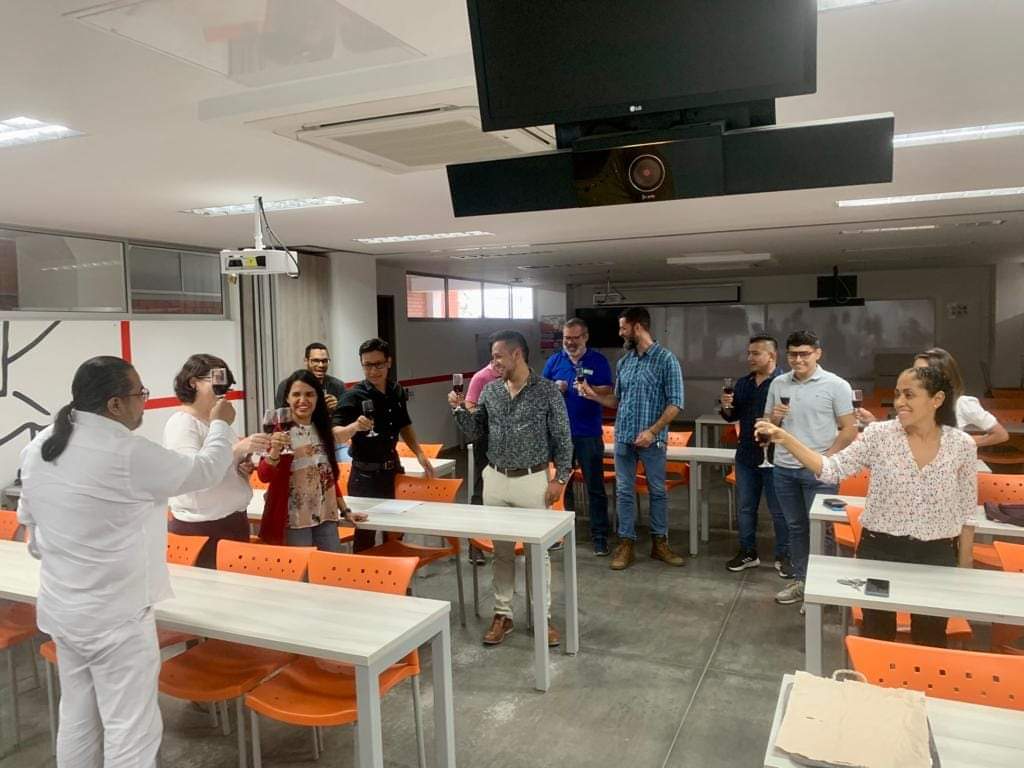 EIMCM_UIS's tweet photo. Esta tarde 🌧️ de #Abril20 se realizó el tradicional brindis 🥂 en honor a los Ingenieros Metalúrgicos 👷🏻♀️👷🏿♂️ y Magísteres en Ingeniería de Materiales dela @UIS 💚 que el día de maña viernes se gradúan👨🏾🎓👩🏻🎓 en el Auditorio Luis A. Calvo.
#Entérate👇🏾
https://t.co/0ookXrZMsy https://t.co/18BMl8Mz0h