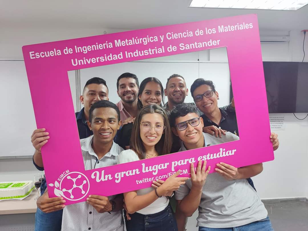 EIMCM_UIS's tweet photo. Esta tarde 🌧️ de #Abril20 se realizó el tradicional brindis 🥂 en honor a los Ingenieros Metalúrgicos 👷🏻♀️👷🏿♂️ y Magísteres en Ingeniería de Materiales dela @UIS 💚 que el día de maña viernes se gradúan👨🏾🎓👩🏻🎓 en el Auditorio Luis A. Calvo.
#Entérate👇🏾
https://t.co/0ookXrZMsy https://t.co/18BMl8Mz0h