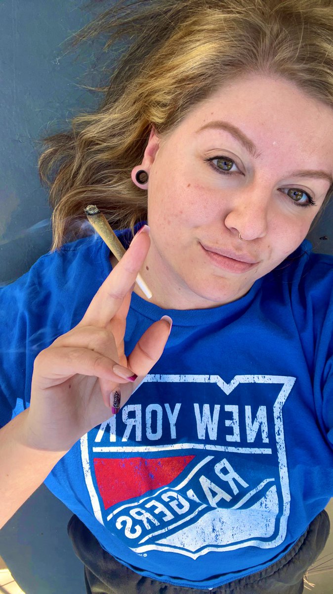 julia_goooliaaa's tweet photo. Happy 4/20 at 4:20 Let’s fucking go Rangers!!💙❤️ #NYRPotClub #TimeToSmoke @NYRShotClub https://t.co/koMalr19Kl