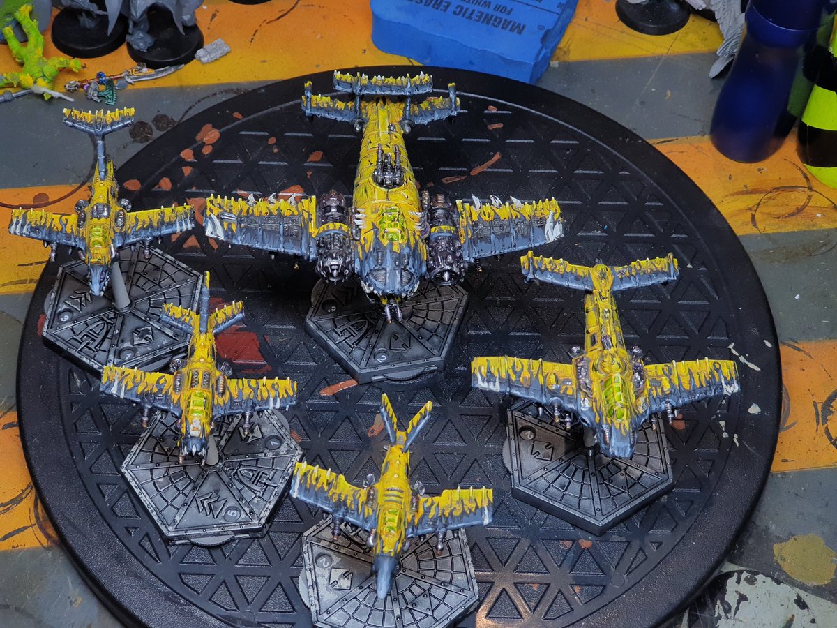 sumpworks's tweet photo. Finished tiny planes.
122pts, I think. I really don't know much about aeronautica, apart from I loved painting these!
I'm going to do a grot bomber and some grot bombs too, but later.
#WarhammerCommunity #aeronautica #orks #tinyplanes https://t.co/Qdh4hHxjjy