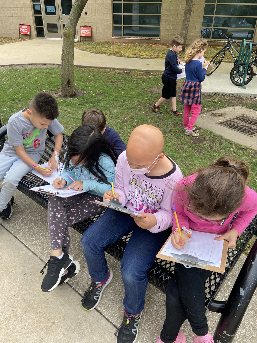 amycur's tweet photo. Went outside for math to go on a scavenger hunt to find all the arrays around us! ⬆️⬇️➡️⬅️ https://t.co/03OfiKPQO5