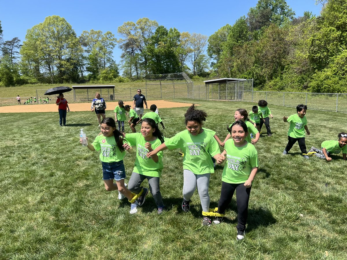 MeredithHudson1's tweet photo. Field day fun! ❤️💙 @DumfriesES  @PWCSNews https://t.co/rkJ7jmqiic