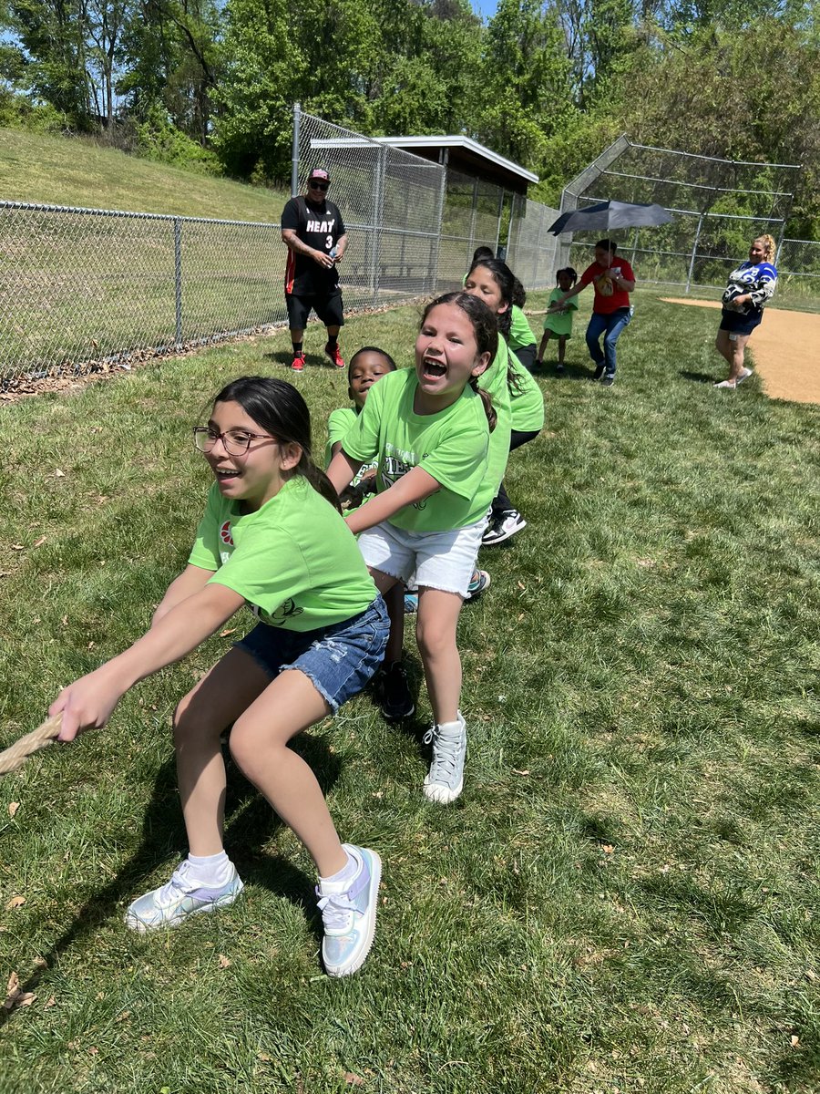 MeredithHudson1's tweet photo. Field day fun! ❤️💙 @DumfriesES  @PWCSNews https://t.co/rkJ7jmqiic