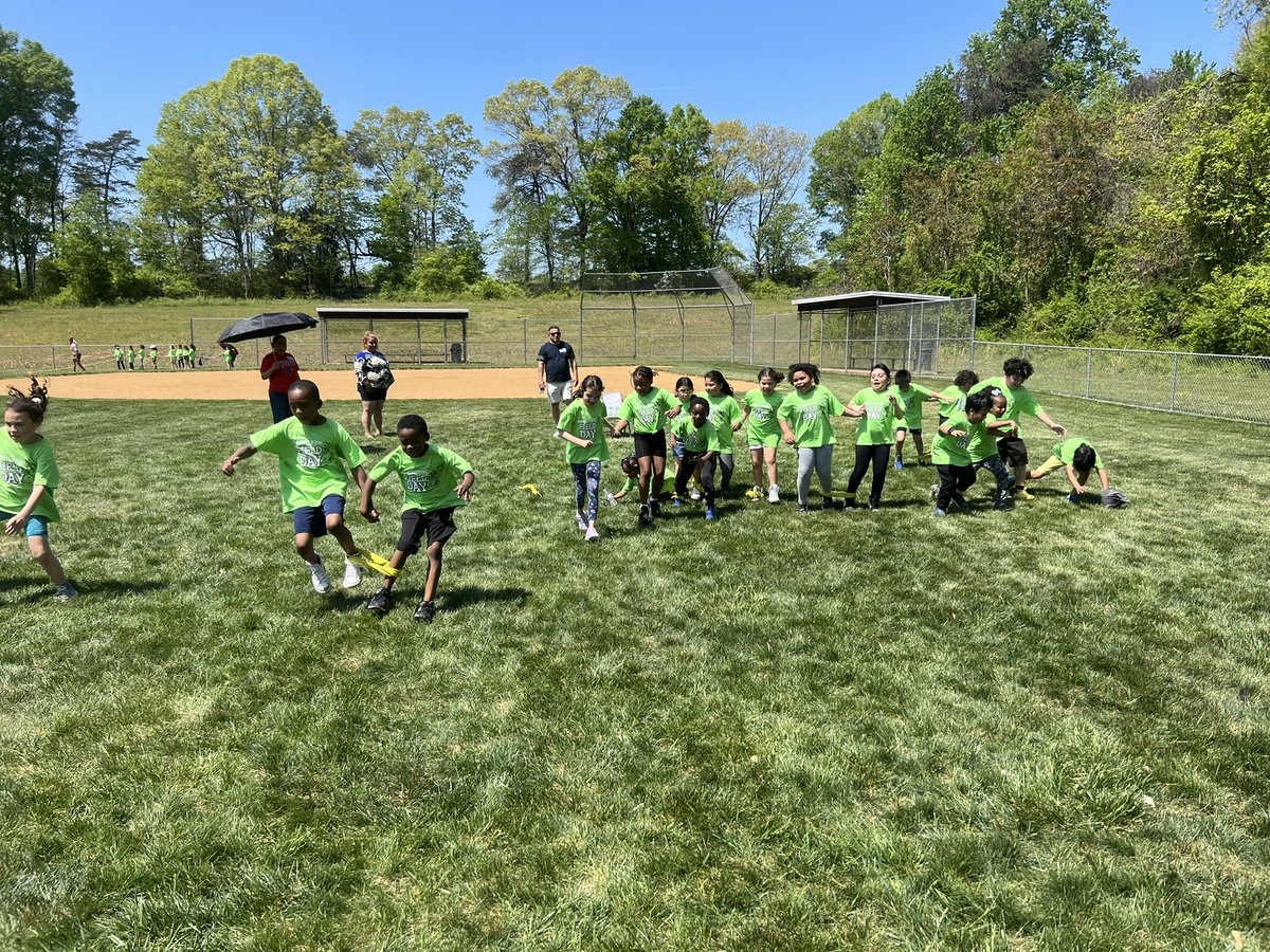 MeredithHudson1's tweet photo. Field day fun! ❤️💙 @DumfriesES  @PWCSNews https://t.co/rkJ7jmqiic