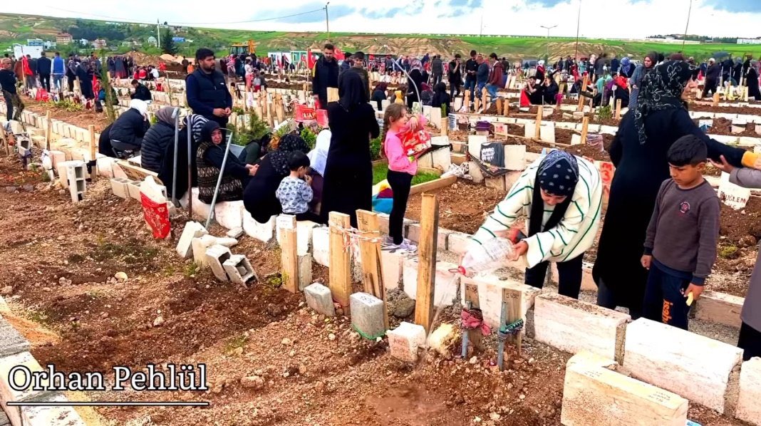 Bayram arifesi bu kadar kalabalık olması gereken yer mezarlıklar değildi.. #Hatay