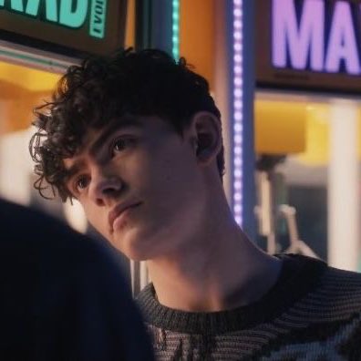 chrliethinker's tweet photo. me when charlie in this scene: https://t.co/yy2DOnU3Dg