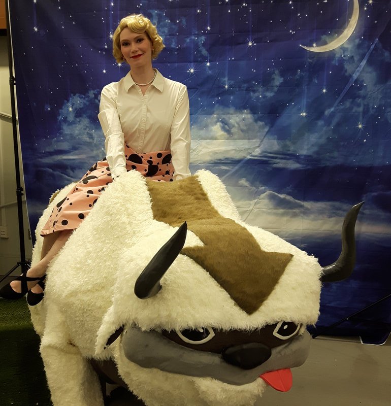 Slothcore_Jen's tweet image. Since I finally finished my Moon prop project, but won&apos;t be shooting my newly-complete costume for a while, I&apos;m spending the &quot;meantime&quot; adding Mom to my website. Check it out over on slothcore.ca 

Cosplay: Grace &quot;Mom&quot; Hargreeves; Umbrella Academy