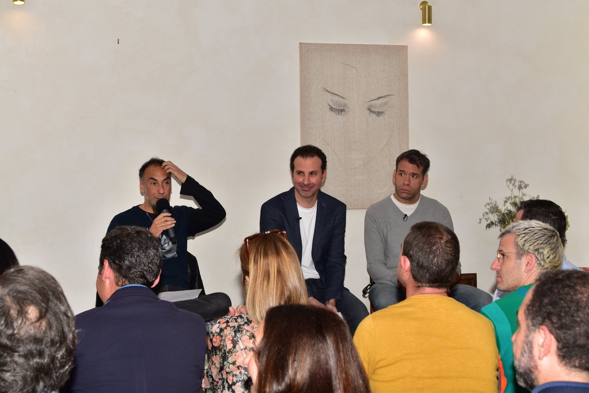Tarde extraordinaria. Luego se hizo de noche y todo fue aún mejor. El tiemp(o) se llenó de amigos-familia, letras, escalas de 1 viaje en #PostalesDeInterior. Gracias @edicionesoblicuas x la cobertura y <a href="/Ruben_Amon/">Rubén Amón</a> x tu generosidad XL. videoresumen aquí: acortar.link/oWVitQ