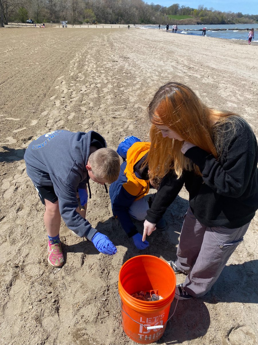 RHTAStem7's tweet photo. As we work towards the end of our ‘Human Impacts on the Environment’ project, we are continuing to work towards making a positive impact in our community. Wednesday, we recovered 33 lbs of trash from Edgewater. Thank you 4th for joining us to make a difference, what a fun day! https://t.co/2fqf08gVhw