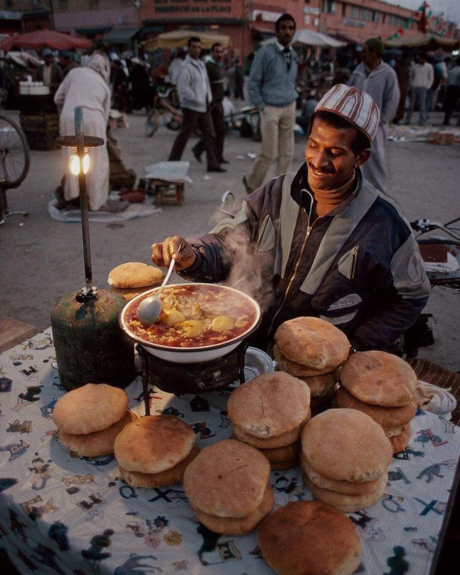 “إزرَعْ جَميلاً ولو في غَيرِ مَوضِعِهِ
فَلا يَضيعُ جَميلٌ أينَما زُرِعا
إنَّ الجَميلَ وإن طالَ الزَّمانُ بِهِ
فَلَيس يَحصُدُه إلّا الذي زَرَعا”

#عيدكم_مبارك