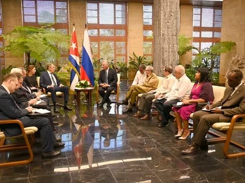 El General de Ejército, Raúl Castro Ruz  y el Presidente Miguel Díaz-Canel Bermúdez recibieron al ministro de Asuntos Exteriores de la Federación de Rusia, Serguei V. Lavrov, quien realiza una visita a nuestro país. 🇨🇺 🇷🇺
#RusiaCuba