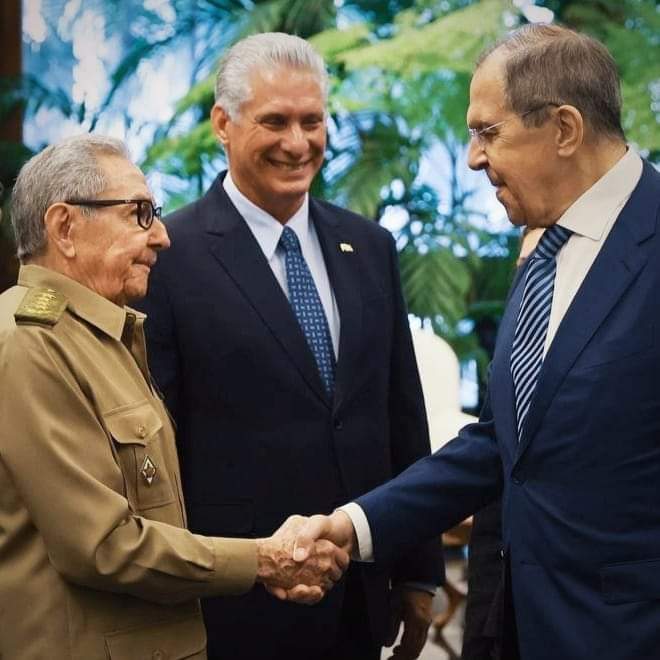 El General de Ejército Raúl Castro y el Primer Secretario del Partido Comunista de Cuba, Miguel Díaz-Canel Bermúdez, sostuvieron esta tarde un encuentro con el canciller ruso Serguei Lavrov #Cuba

👉  Suscríbase - Razones de Cuba (t.me/RazonesdeCuba)