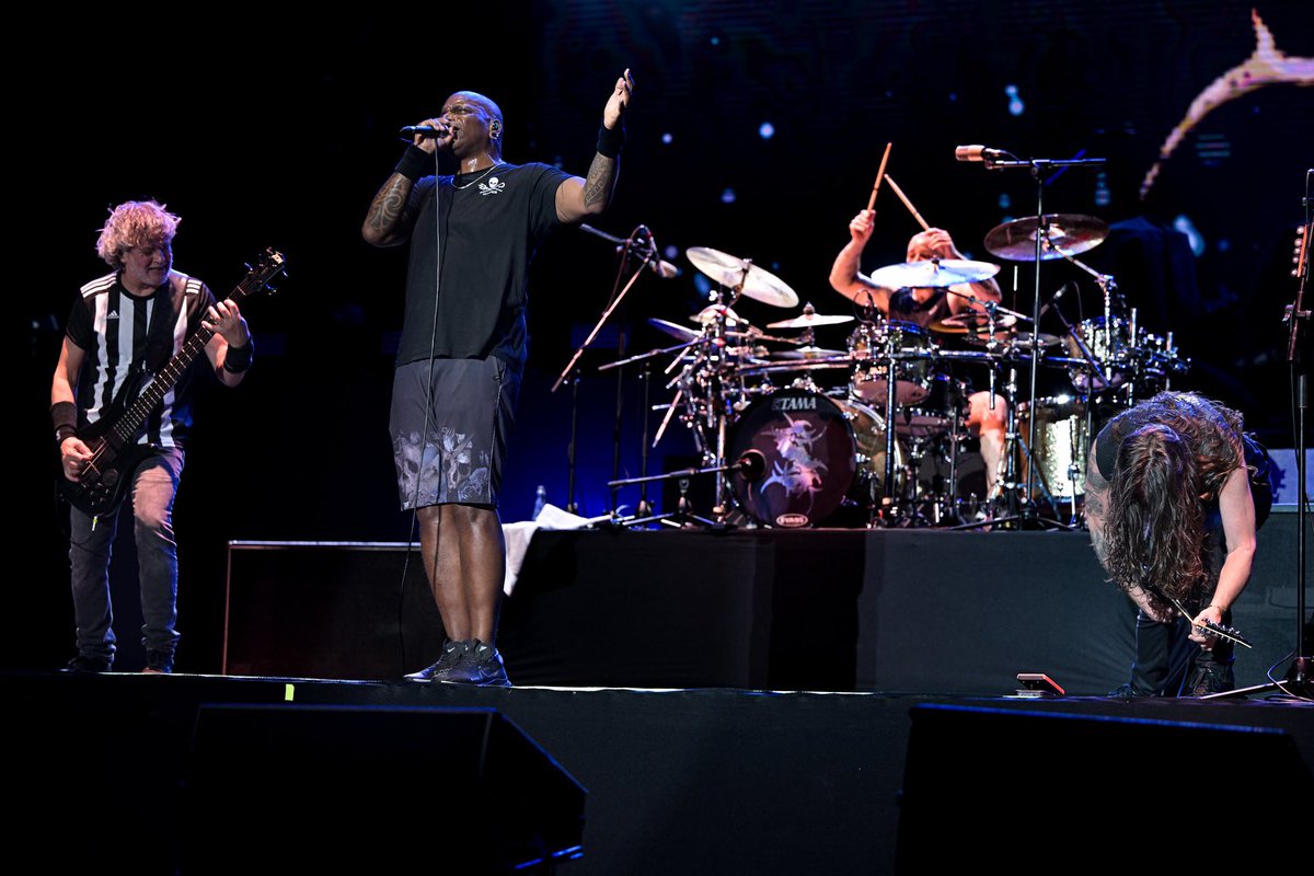 Mineirao's tweet photo. Com direito ao baixista Paulo Xisto com camisa do Galo, o Sepultura sacudiu o Mineirão com uma setlist cheia de clássicos! Foi demais 🤘🏽

📷 Agência i7 https://t.co/xNSWTJDSZy