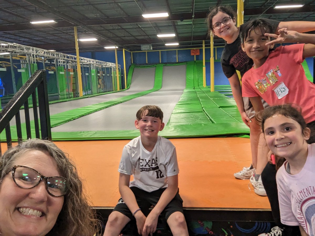 Anahuac_ELEM's tweet photo. Mrs Powell got to enjoy some time away with some amazing NEHS 5th graders today!!
#AESNEHS
#Communityservicematters https://t.co/vd5oDphox2