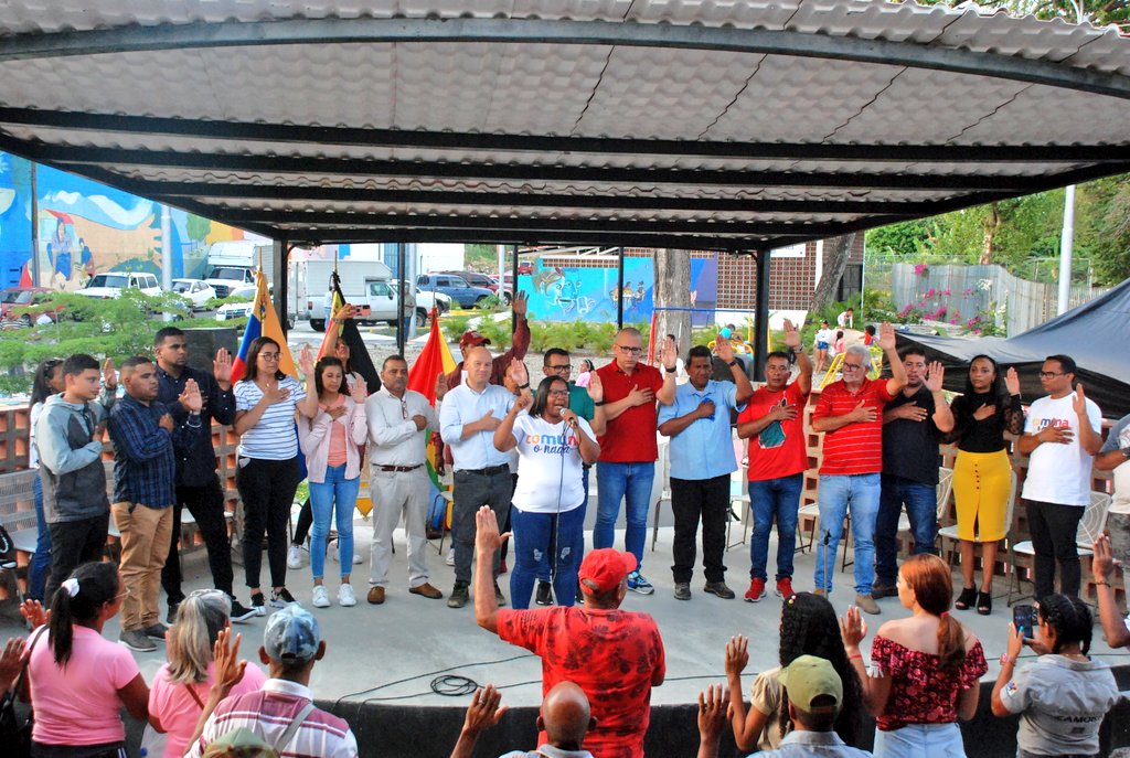 jhoirencorniele's tweet photo. #Hoy desde Villa Zamora iniciamos el despliegue por la #ConsultaPopularMiranda2023 donde el Poder Popular organizado de forma directa, participativa y 
protagónica el próximo 07 de Mayo definirá los proyectos donde seran invertidos los recursos. 

#ManoDeHierro https://t.co/owgzogGLC6