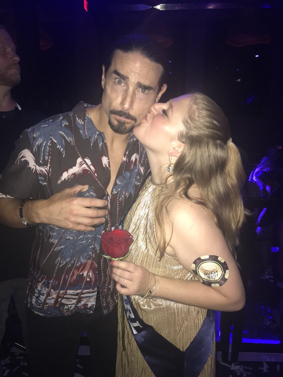 operablondie's tweet photo. Happy #BSB30! I am so happy they exist so I can have amazing moments like this. 😍😍😍 #firstrose #kevinrichardson #kevinscottrichardson @kevinrichardson @backstreetboys https://t.co/QmINjJD1r0