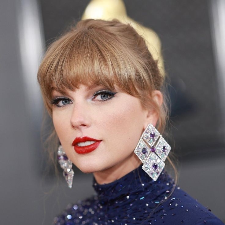 beepopofc's tweet photo. SÓ ACREDITAMOS VENDO!

RUMOR: DeuxMoi recebeu a informação de que tabloides espanhóis estão falando sobre um possível romance entre Taylor Swift e o piloto espanhol de F1, Fernando Alonso. https://t.co/8QpTXUsmQm