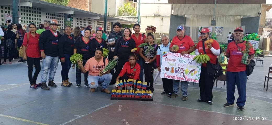 cra_zulia's tweet photo. #MisionRobinson del Estado Zulia presente y activo con exposiciones productivas de rubros variados en el Aniversario del Programa Todas las Manos a la Siembra.
#ManoDeHierro 
@NicolasMaduro 
@_LaAvanzadora 
@Sociabolivarian 
@zonaeduzulia https://t.co/XhsleMMoQM