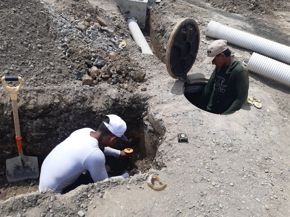 MuniAtacames's tweet photo. ¡Dilo con fuerza! 

#MásObrasParaAtacames l Cuenta regresiva, obra imparable, en #Tonsupa prosiguen los trabajos de alcantarillado sanitario a través de la construcción de pozos, cajas de revisión y sumideros de aguas lluvias, previo a la instalación de tubería

#HastaElÚltimoDía https://t.co/yF07DPbCKT