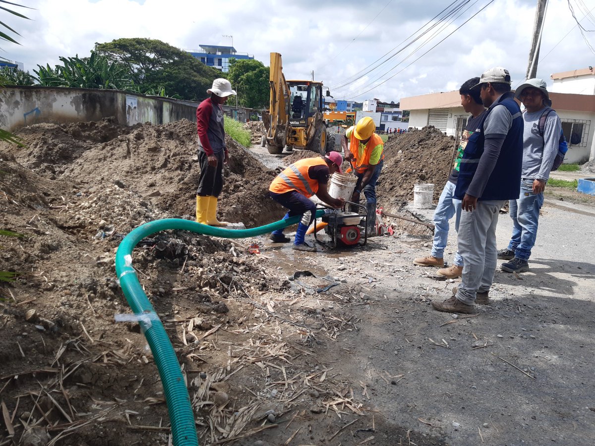 MuniAtacames's tweet photo. ¡Dilo con fuerza! 

#MásObrasParaAtacames l Cuenta regresiva, obra imparable, en #Tonsupa prosiguen los trabajos de alcantarillado sanitario a través de la construcción de pozos, cajas de revisión y sumideros de aguas lluvias, previo a la instalación de tubería

#HastaElÚltimoDía https://t.co/yF07DPbCKT