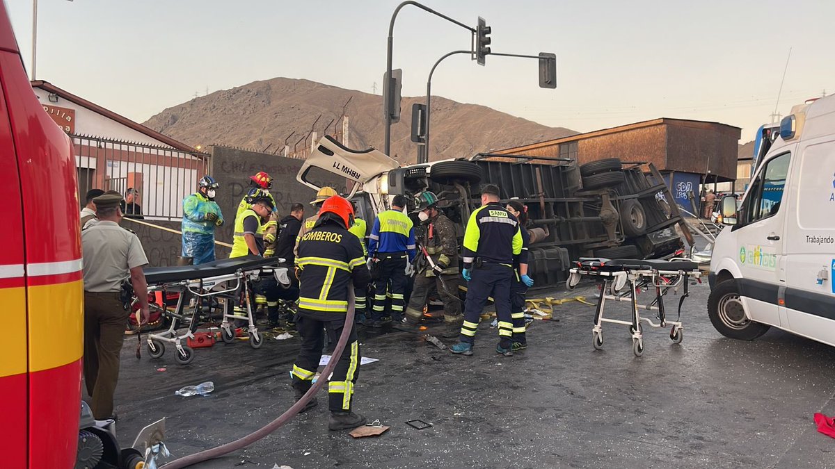 tvn_patricia's tweet image. 🚨🚒Actualización. Confirman deceso de uno de los heridos  en triple colisión ocurrida en Antofagasta. Hay otros 11 lesionados. Llegó la Siat de Carabineros al lugar.