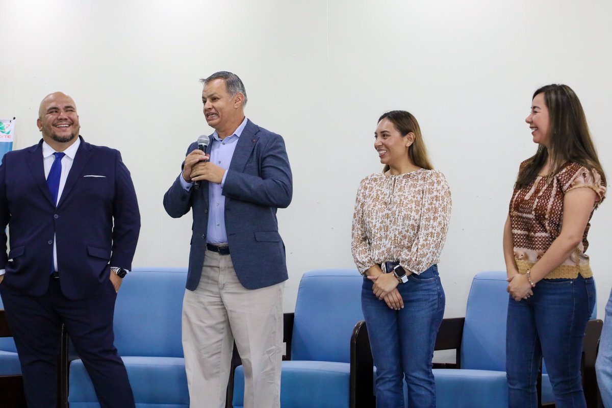 blancaluzmtz's tweet photo. 1/2 Durante la "Feria Estatal de Ciencia, Emprendimiento e Innovación Tecnológica", alumnas y alumnos del pl. 25 y del EMSaD 48 presenciaron la charla “Inteligencia artificial ventajas y desafíos” por el Mtro. Roberto Millán, rector de la @umaee_mx https://t.co/TE4elT2NEq