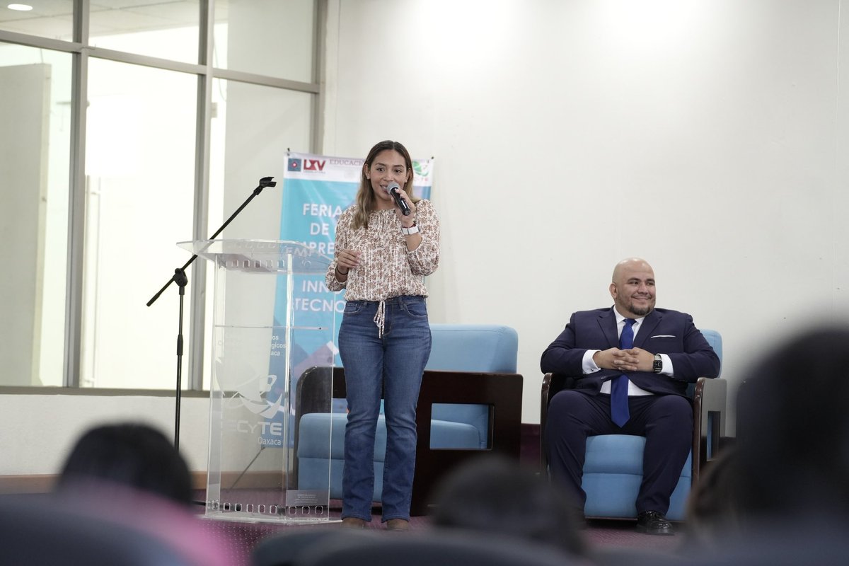 blancaluzmtz's tweet photo. 1/2 Durante la "Feria Estatal de Ciencia, Emprendimiento e Innovación Tecnológica", alumnas y alumnos del pl. 25 y del EMSaD 48 presenciaron la charla “Inteligencia artificial ventajas y desafíos” por el Mtro. Roberto Millán, rector de la @umaee_mx https://t.co/TE4elT2NEq
