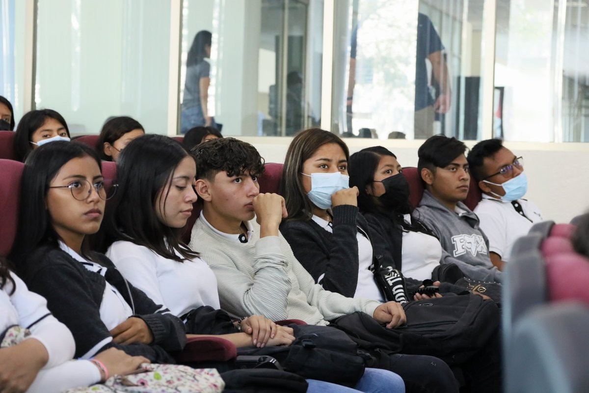 blancaluzmtz's tweet photo. 1/2 Durante la "Feria Estatal de Ciencia, Emprendimiento e Innovación Tecnológica", alumnas y alumnos del pl. 25 y del EMSaD 48 presenciaron la charla “Inteligencia artificial ventajas y desafíos” por el Mtro. Roberto Millán, rector de la @umaee_mx https://t.co/TE4elT2NEq