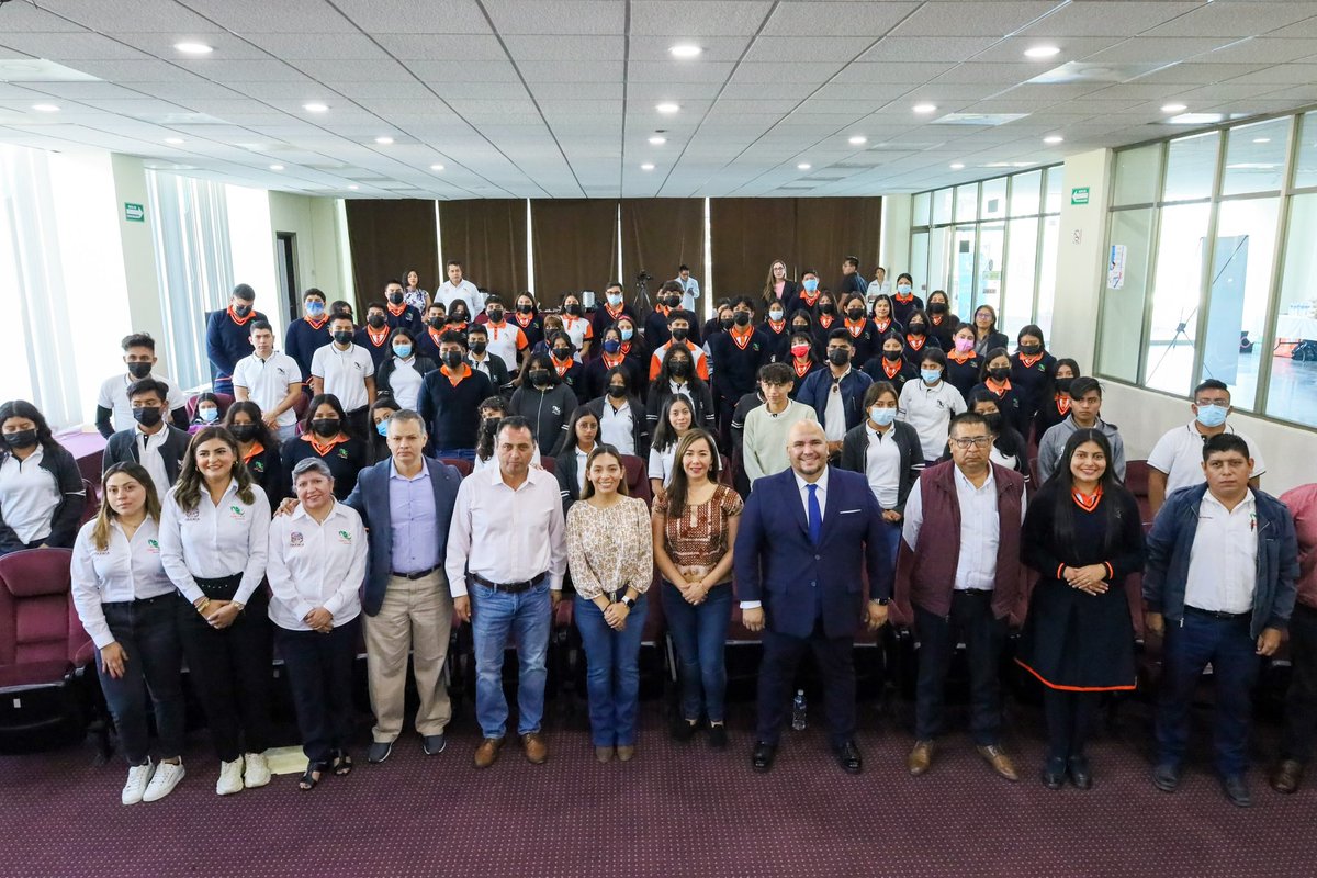 blancaluzmtz's tweet photo. 1/2 Durante la "Feria Estatal de Ciencia, Emprendimiento e Innovación Tecnológica", alumnas y alumnos del pl. 25 y del EMSaD 48 presenciaron la charla “Inteligencia artificial ventajas y desafíos” por el Mtro. Roberto Millán, rector de la @umaee_mx https://t.co/TE4elT2NEq