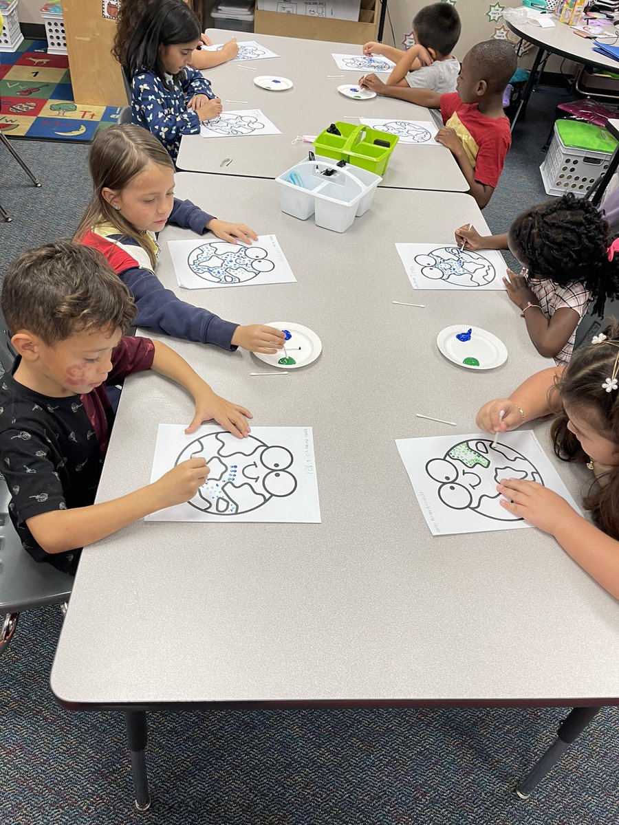 MrsLizzyMoreno's tweet photo. We started our ABC countdown today. A is for ART! 🎨 They had so much fun painting the earth ☺️🌎 #ABCcountdown #kindergarten #MRobPRIDE @MRobinsonElem https://t.co/hnGuVrxZI0