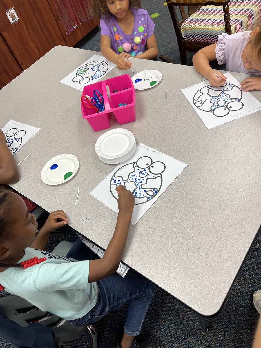 MrsLizzyMoreno's tweet photo. We started our ABC countdown today. A is for ART! 🎨 They had so much fun painting the earth ☺️🌎 #ABCcountdown #kindergarten #MRobPRIDE @MRobinsonElem https://t.co/hnGuVrxZI0