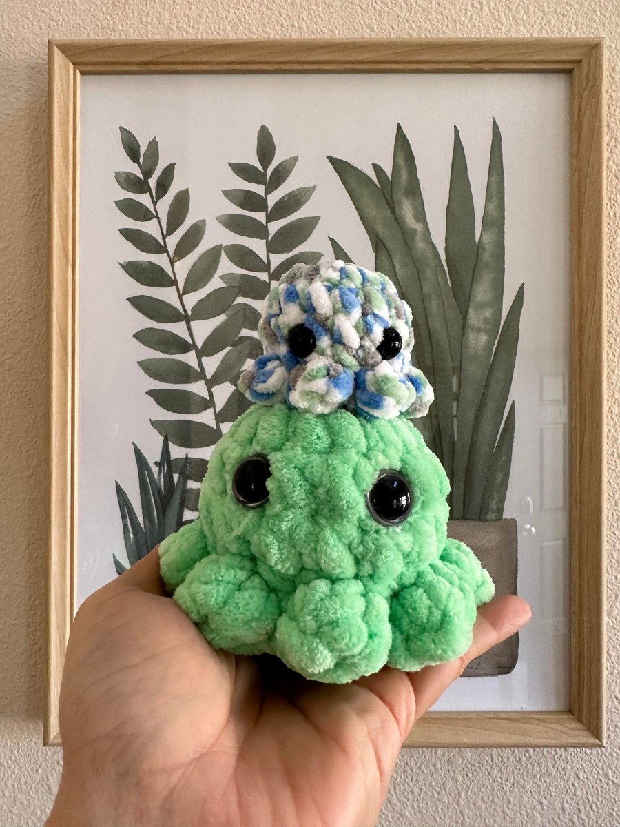 PocketOPoseys's tweet photo. Made these cute little guys today from a pattern by All from Jade (https://t.co/ePWfenNUM6) #crochet #crocheting #octopus https://t.co/5hlPik6NCo