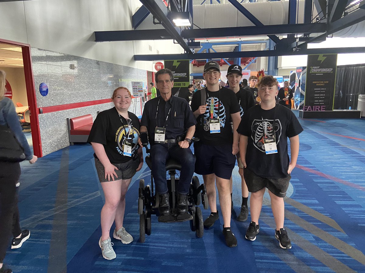 A rare sighting! Thank you <a href="/DeanKamen/">Dean Kamen</a> for the photo opportunity and creating this amazing organization. <a href="/RoboZoneShow/">STATE CHAMPS! RoboZone</a> <a href="/FIRSTweets/">FIRST</a> #worldschampionship #firstrobotics #4779 #robosapiens