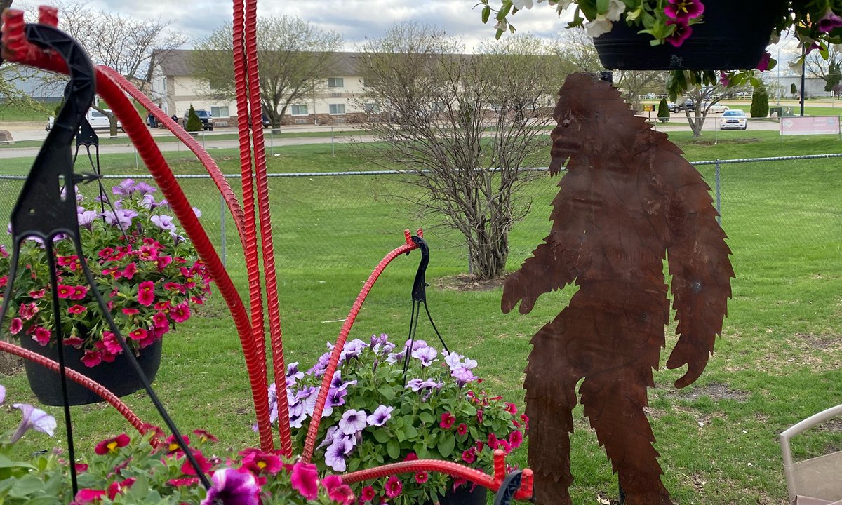 PeteMoris's tweet photo. Another reason to love @HyVee 😉
If you’re in search of a metal Sasquatch for Mothers Day, you’re in luck!
#HelpfulSmiles https://t.co/wavl0zS1iu
