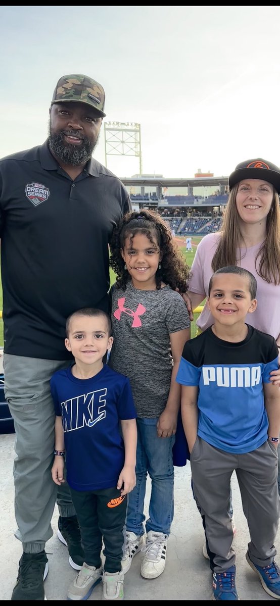 ruttobat's tweet photo. Family time #ForTheLongGame #Nogoatsnoglory #Playaball https://t.co/Wb9TJkzlC4
