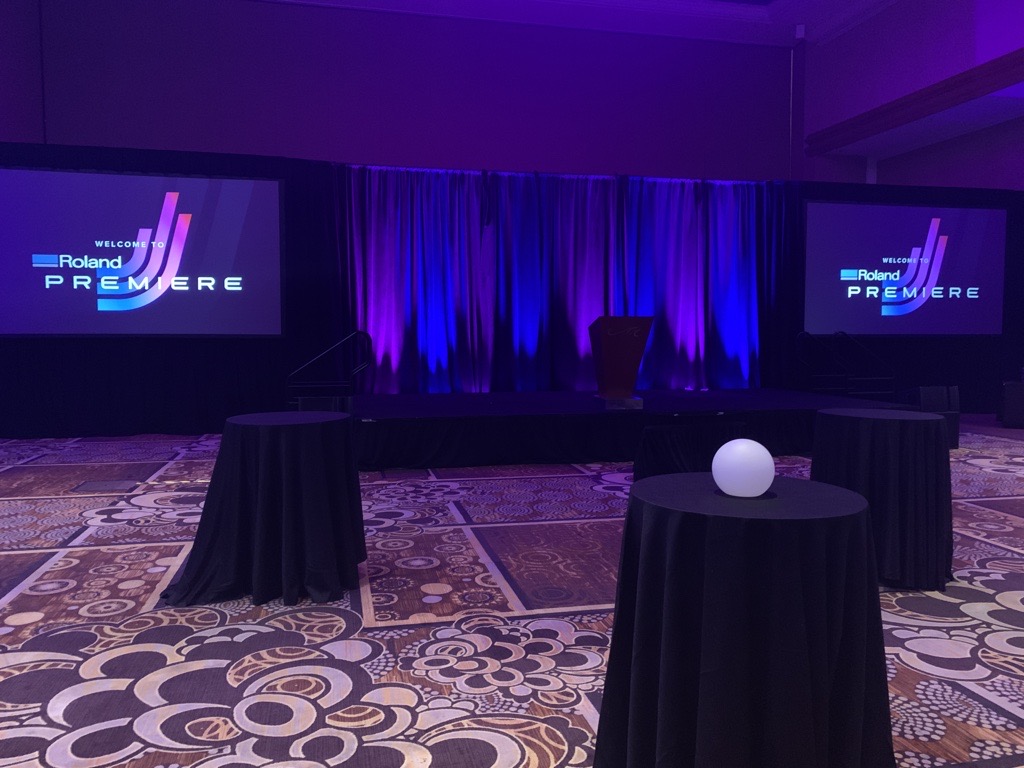 RolandDG_PR's tweet photo. 社長 田部のアメリカ出張記⑥ブログでもご紹介しましたが、TrueVIS Premiere Receptionの会場。このライティングや色は日本のイベントではチャレンジできない演出でとてもカッコ良く、さすがアメリカです!!
#ローランドディージー
#ローランドDG
#グローバル企業
#TrueVIS
#DGXPRESS
#VersaOBJECT https://t.co/e0oC2aS0v2