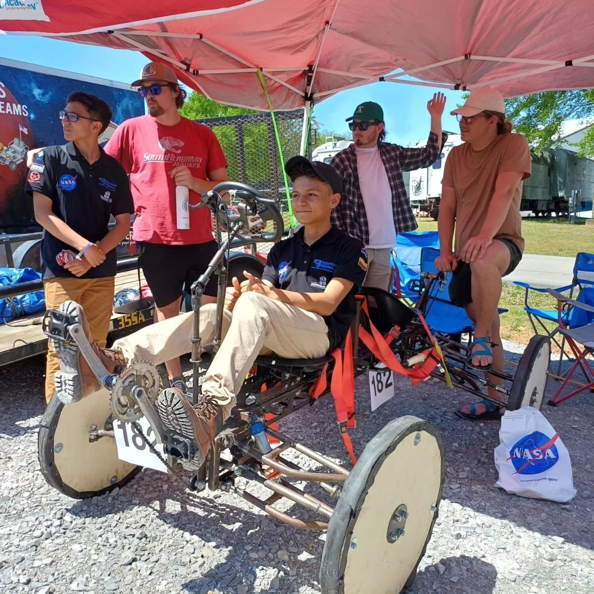 🚀 Nuestros UniECCIstas ya está en la NASA para participar en el evento anual de "NASA Human Exploration Challenge". 

Un desafío de ingeniería, con el fin de crear un vehículo diseñado para atravesar la superficie simulada de otro mundo. 🙌

<a href="/nasa_uniecci/">NASA - Universidad ECCI</a> 
@nasa 
<a href="/NASA/">NASA</a>_es