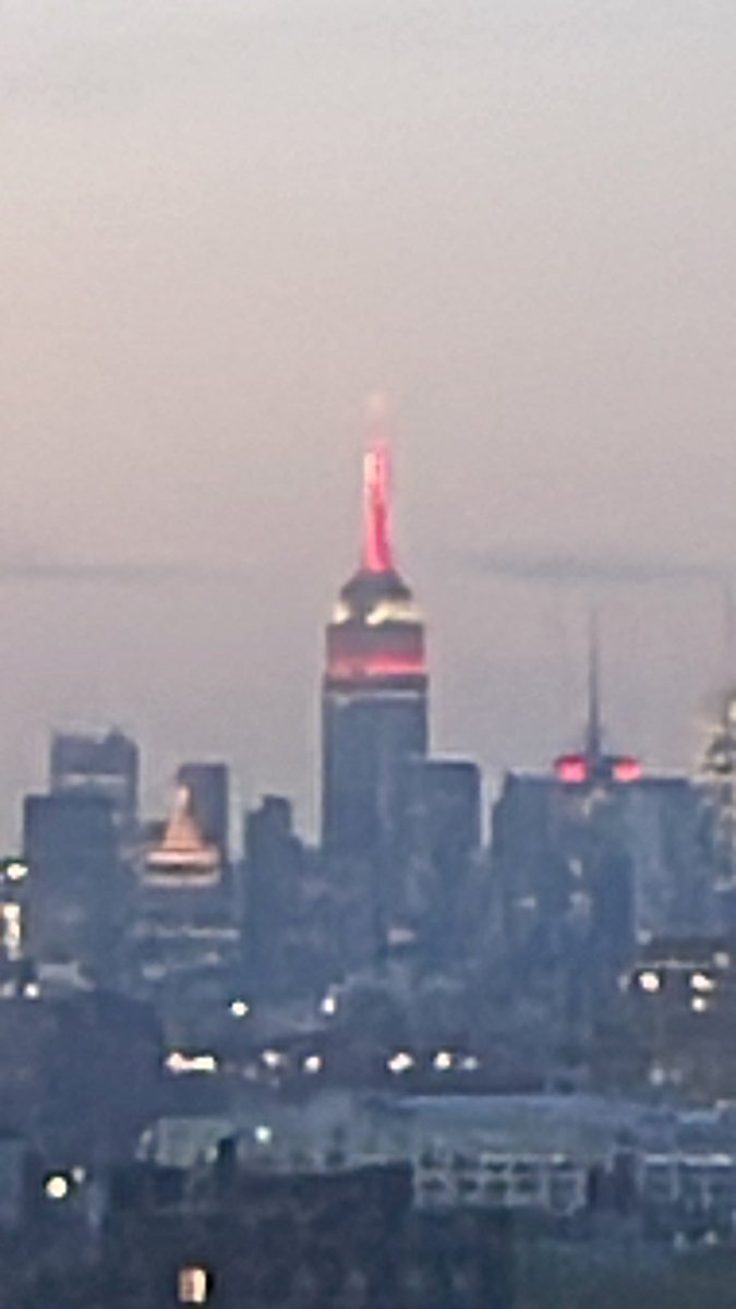 mybasicside's tweet photo. @EmpireStateBldg Um, it’s red tonight? https://t.co/5pzuIdGhzQ