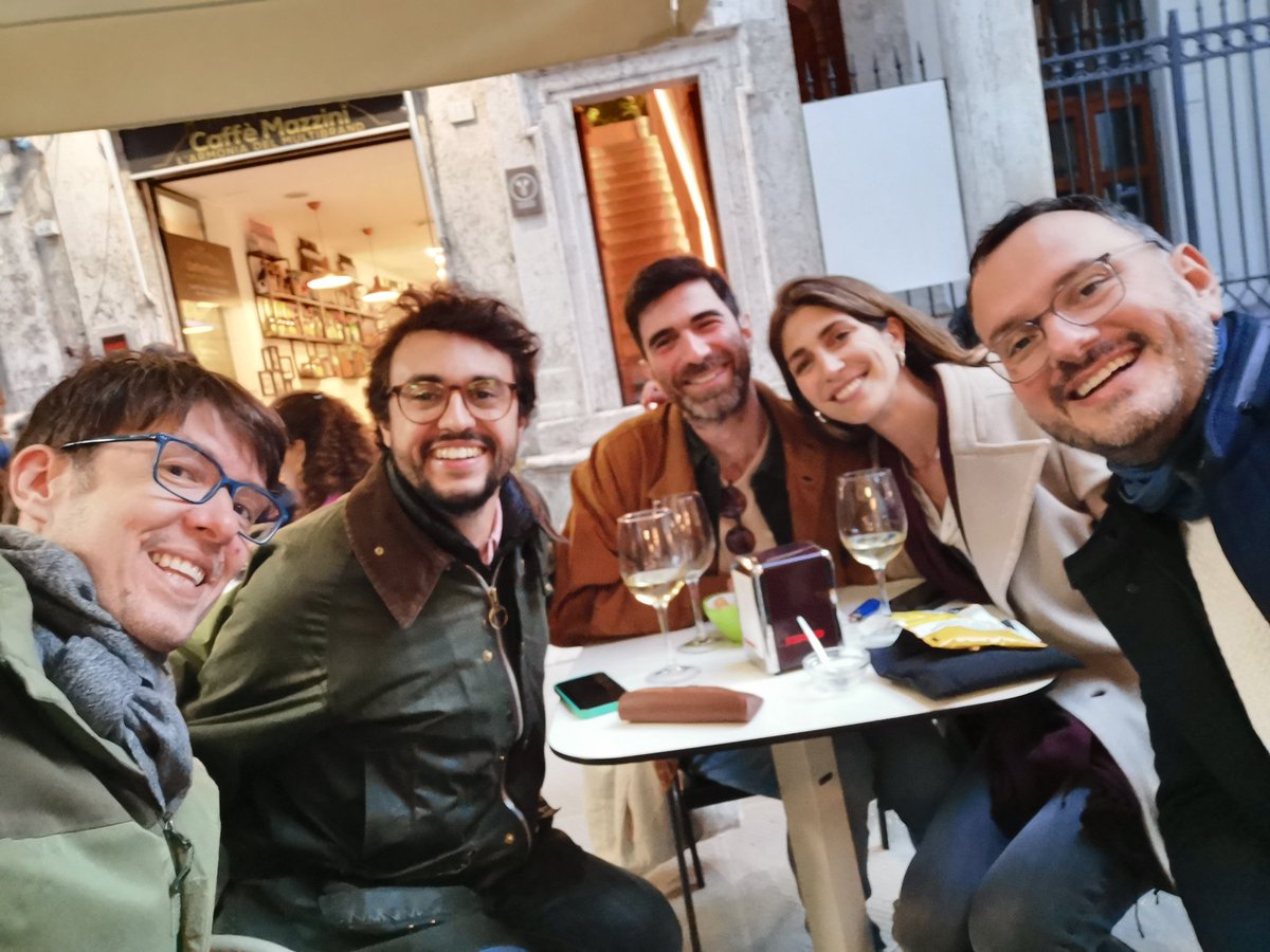 Today I had the chance to catch up with the talented @FraZaffarano (a lovely gent). Thanks to him, @fariastuitea and I made new friends.
Grazie for the stimulating convo: @silviaboccardi, @paolo_bovio & Francesco. 

#ijf23 @journalismfest 🇮🇹 🇺🇾

PS: We missed you @valeriobassan!
