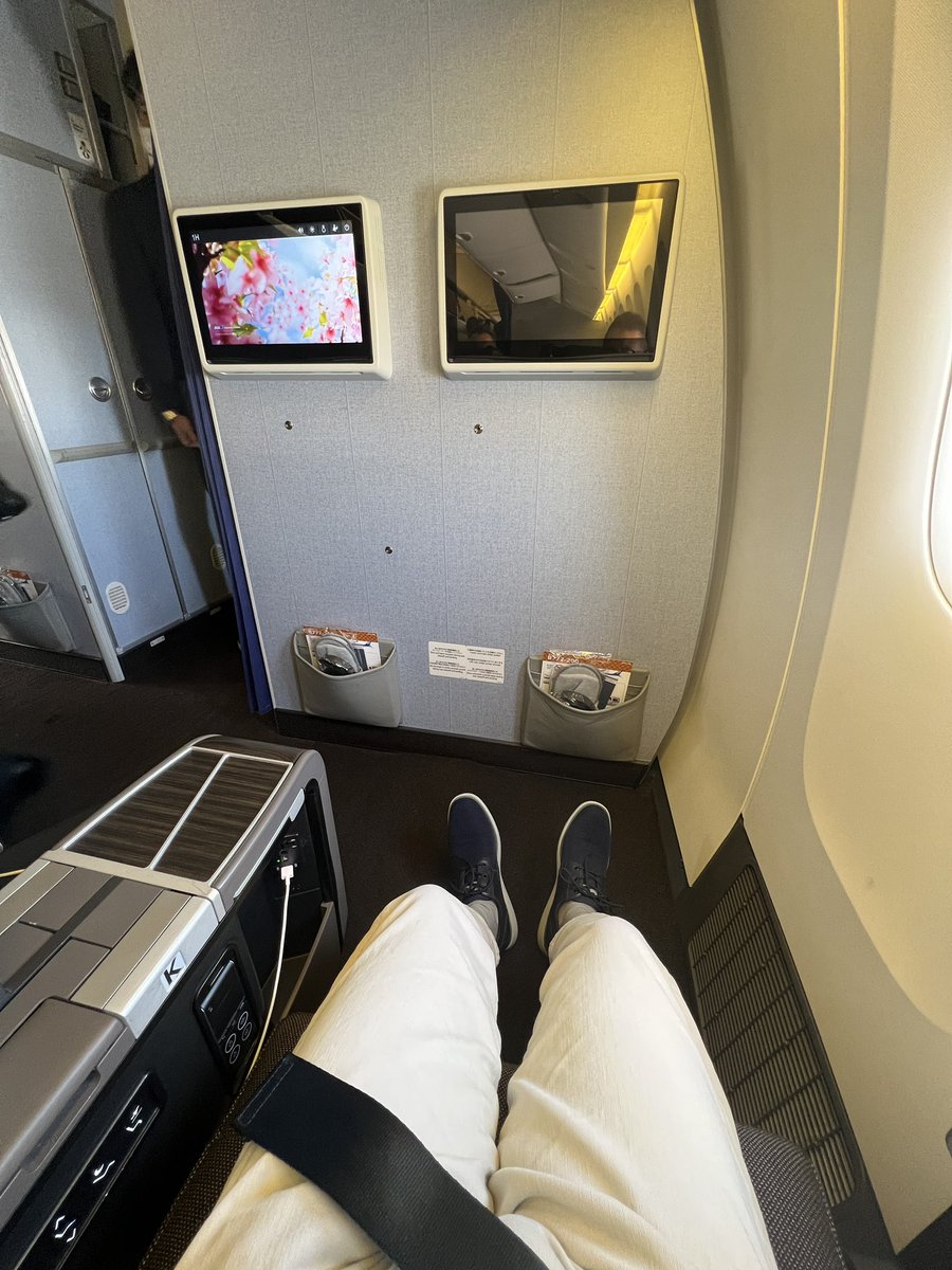 gen_nomura's tweet photo. Now Boarding✈️
#ANA
#NH17
#B722 https://t.co/RVziYUIssl