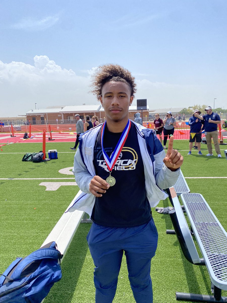 CoachBoyefio's tweet image. Today was a good day for @LSOCTrackField  congrats to @BrandonClark023  for getting 1st  place in shot And @darrell_for1  for getting 3rd in disc.  these young men gave it everything they had and now have earned the chance to compete at regionals!! @lifeschools  #Lifeleader #win